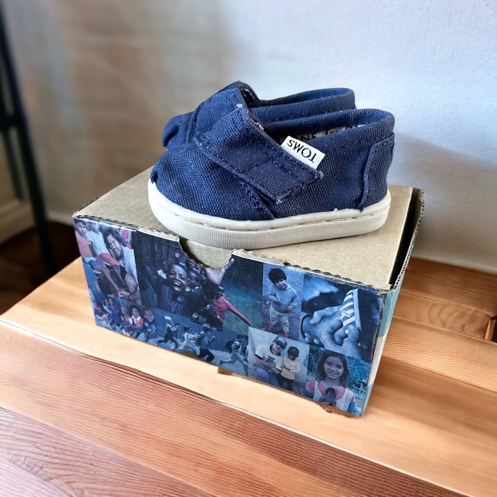 TOMS size T2 navy blue shoes